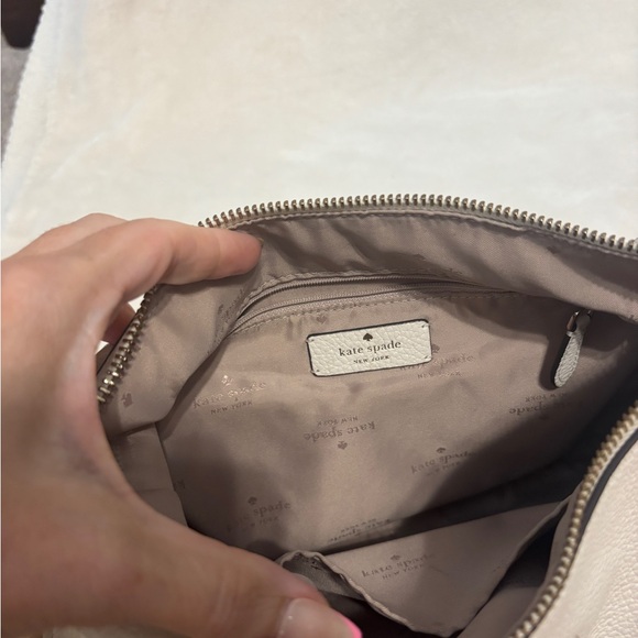 Kate Spade White and Tan Shoulder Bag with Minimalist Design - Picture 4 of 7